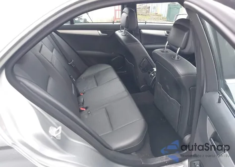 2013 Mercedes-Benz C 250 z USA, uszkodzony, nr VIN WDDGF4HB1DR292663